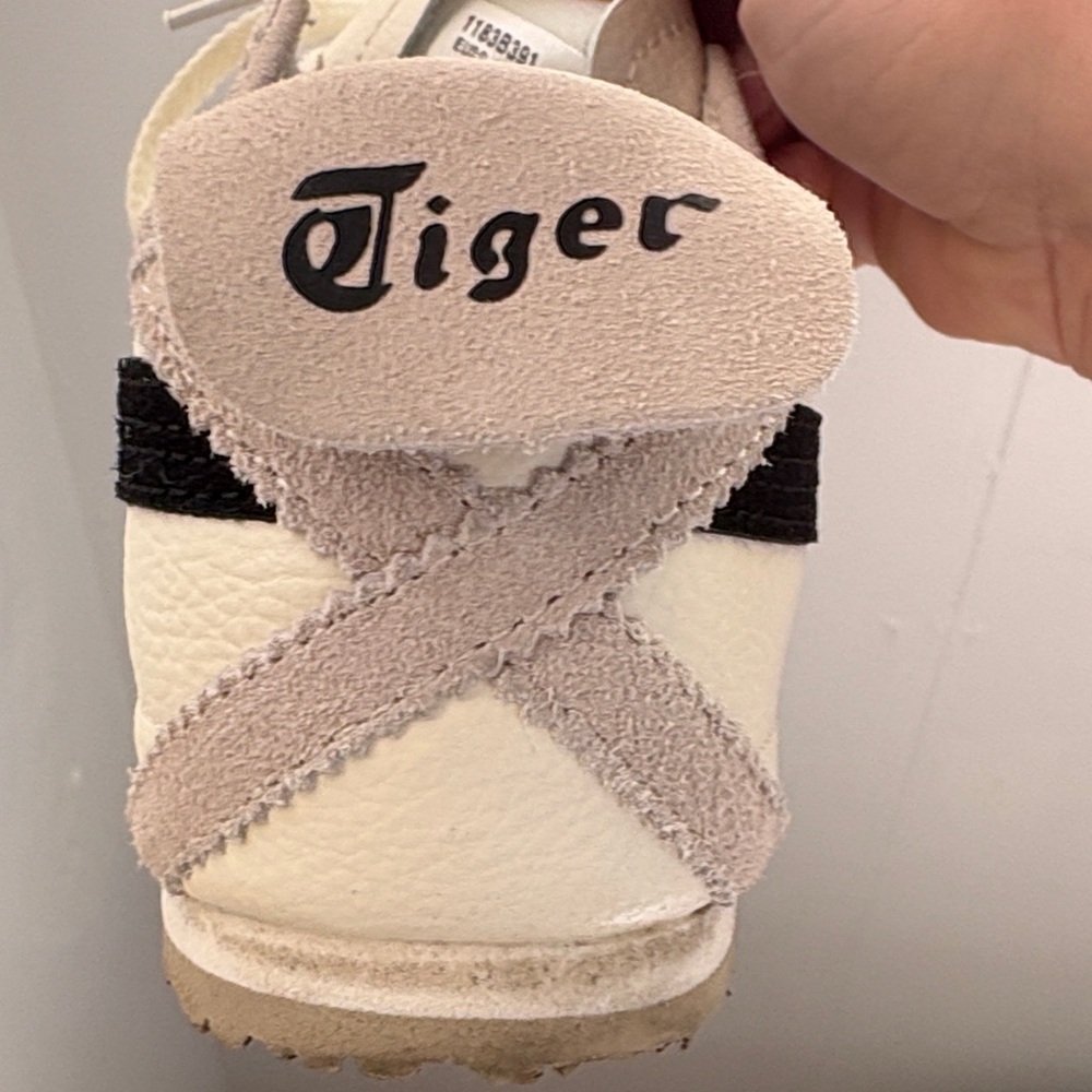 Onitsuka Tiger Cream & Black Low-Top Sneakers - Picture 8 of 9